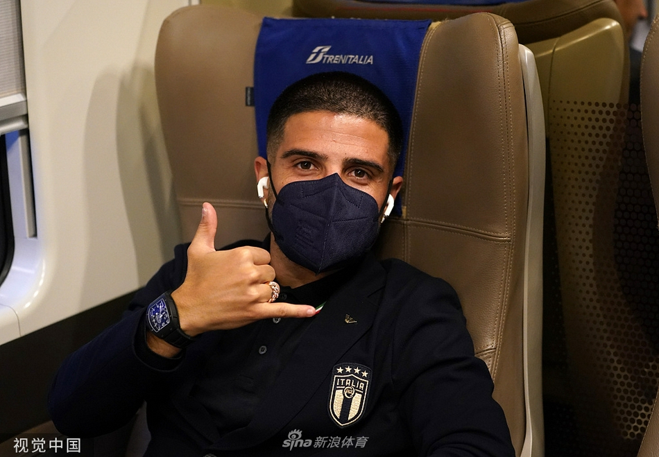 因西涅面带灿烂笑容，对着镜头做出网络流行的手势，仿佛在向所有球迷送出好运“六六六”，轻松愉快的氛围感染了在场的每一个人。