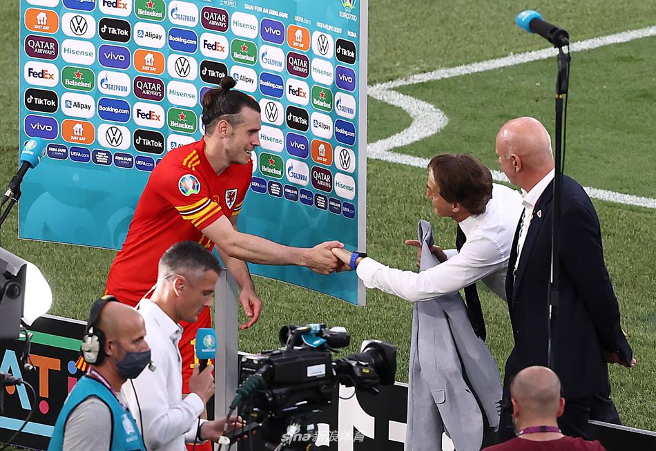 意大利主帅曼奇尼在场边神情专注，用标志性的优雅动作指挥着场上球员，他的身后是罗马奥林匹克球场璀璨的灯火与空旷的看台。