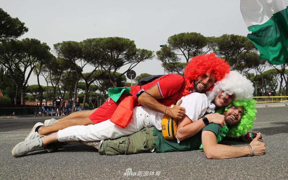 博努奇戴着队长袖标，在指挥队友站位时紧锁眉头，他伸出的手臂坚定有力，仿佛在草坪上划定了一道无形的疆界。在他身后，巴斯托尼等年轻后卫眼神专注，仿佛是在聆听一位沙场老将传授最后的御敌之策。