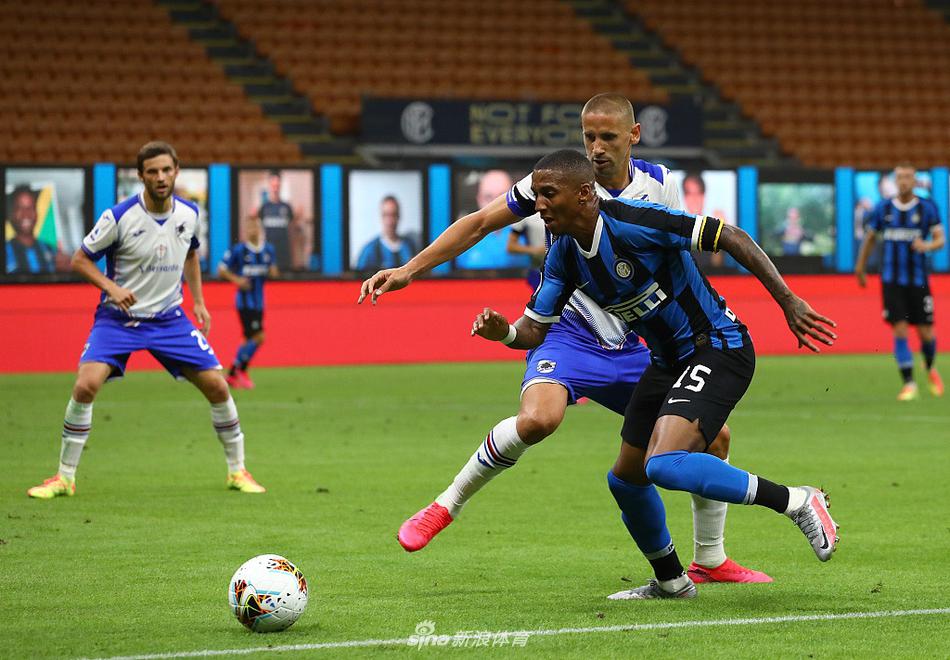 斯洛伐克后卫什克里尼亚尔在人群中高高跃起，如同一位空中的指挥官，在与桑普多利亚球员的争顶中占据绝对优势，他的坚毅眼神守护着蓝黑军团的空中防线。