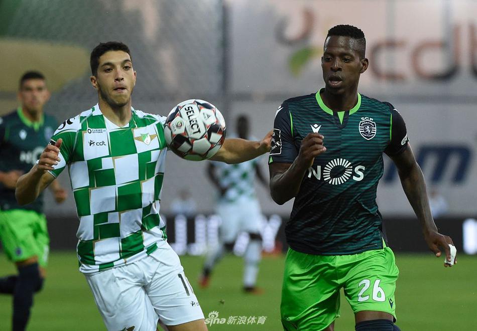 里斯本竞技的球员们在前场试图通过精妙的短传配合撕开缺口，但摩雷伦斯的防守球员如同牛皮糖一般紧紧贴防，让客队的进攻组织屡屡陷入停滞。