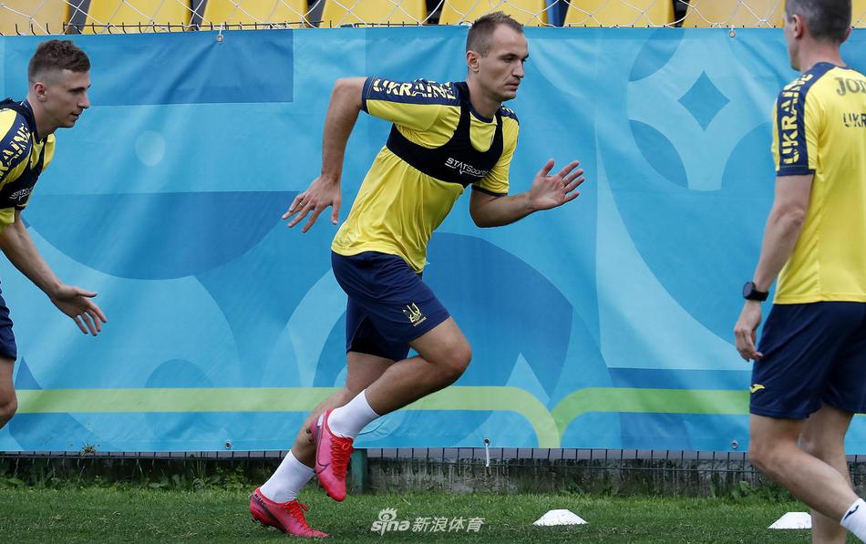 训练场上的门将布什察正在奋力扑救，他舒展的身体在空中形成一道完美的弧线，身后的球门在阳光下显得格外醒目。