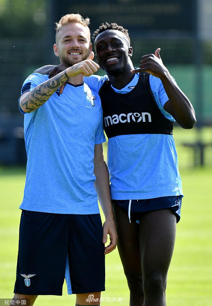 德国训练营的阳光下，拉齐奥球员们正挥汗如雨，进行着高强度的体能训练，每一寸肌肉的线条都勾勒出对新赛季的渴望。