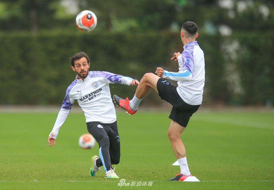 斯特林在训练中露出标志性的灿烂笑容，阳光洒在他满是汗珠的脸上，长时间的封闭集训并未消磨掉他对足球的热爱和对胜利的渴望。