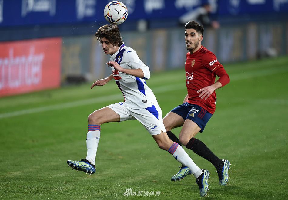 乔纳森·卡莱里在进球后张开双臂，如同纳瓦拉雄狮般咆哮，他的射门洞穿了埃瓦尔的防线，为这场深夜鏖战奏响序曲。