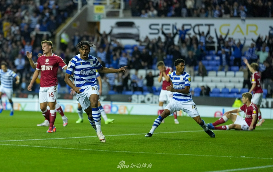 雷丁队球员费米·阿泽兹打入精彩世界波后，双手指天激情咆哮，队友们纷纷冲向他表示祝贺，教练席上也是一片欢腾