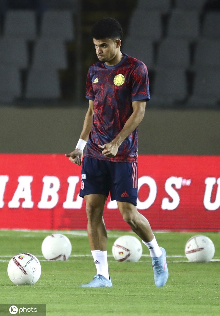 委内瑞拉前锋隆东带球强势突破哥伦比亚防线，展现个人能力