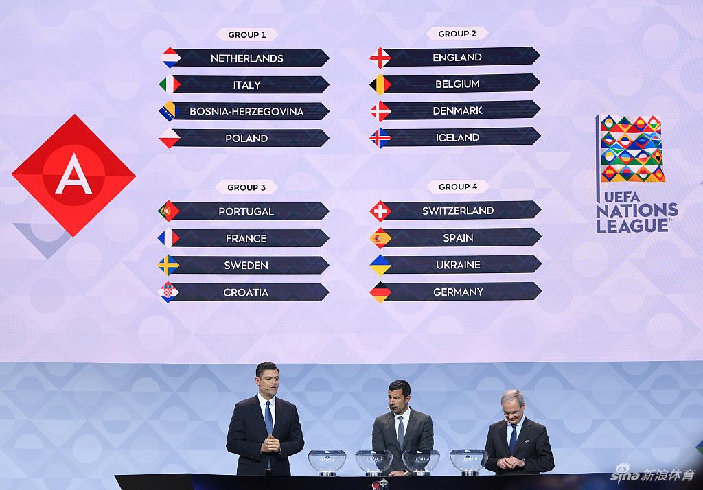 威尔士主帅吉格斯在场边专注指挥，双手插兜的姿势难掩他内心的激情，红色的国家队战袍仿佛燃烧着他对胜利的渴望。