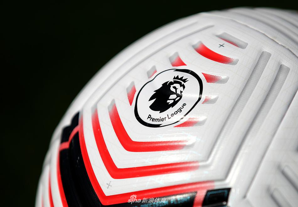 这颗集合了空气动力学智慧的全新比赛用球，就这样静静地躺在球场中央圈内，周围的草坪纹路仿佛它的王座，静待着新赛季开场哨响后那第一脚的触碰与飞驰。