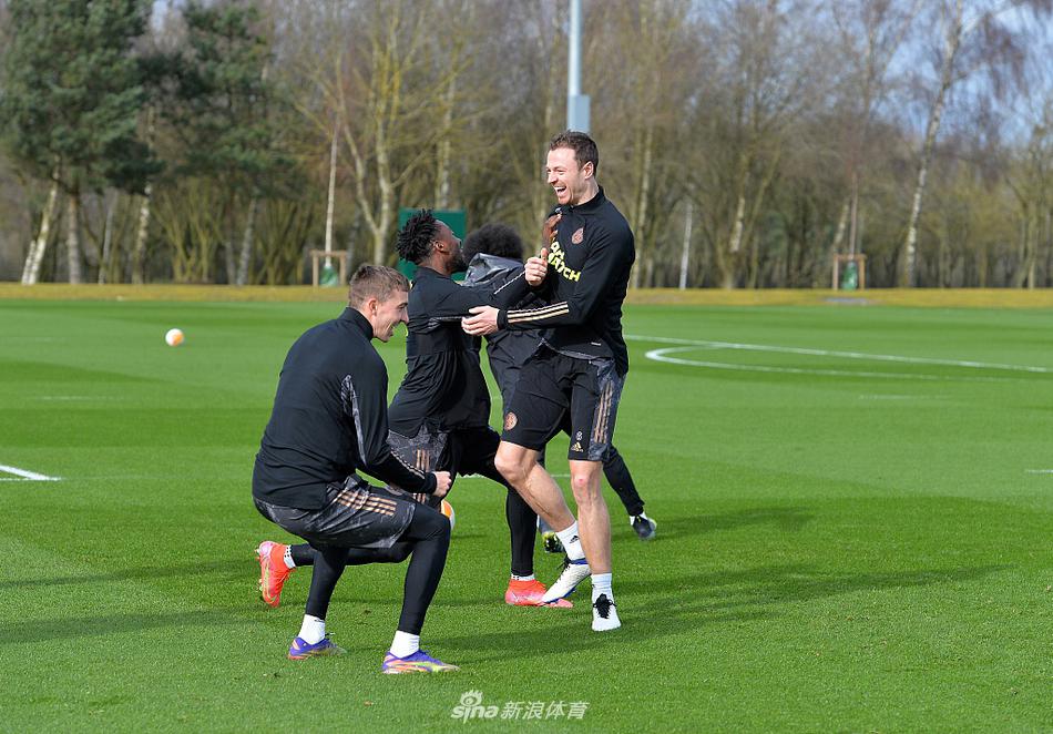 中场发动机蒂勒曼斯展现精准脚法，皮球在空中划出一道美妙的弧线，仿佛在无声地演练着撕破防线的战术