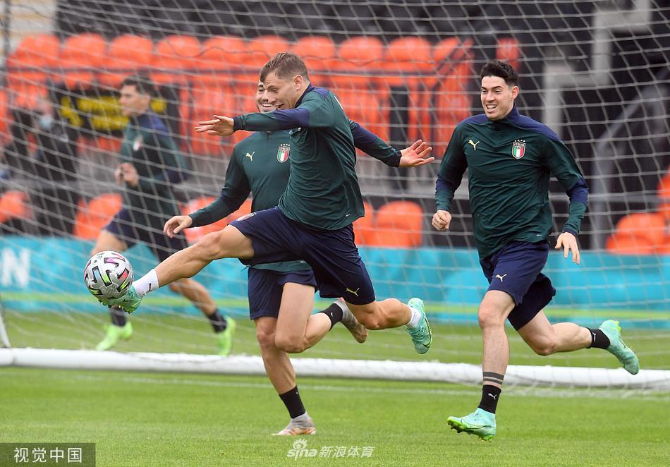 因西涅在训练中带球疾驰，他灵巧的身影如同海豚跃出水面，脚下的皮球仿佛被施了魔法，紧紧跟随他的节奏。这位那不勒斯队长将用他魔术般的左脚，试图撕开西班牙队的钢铁防线。