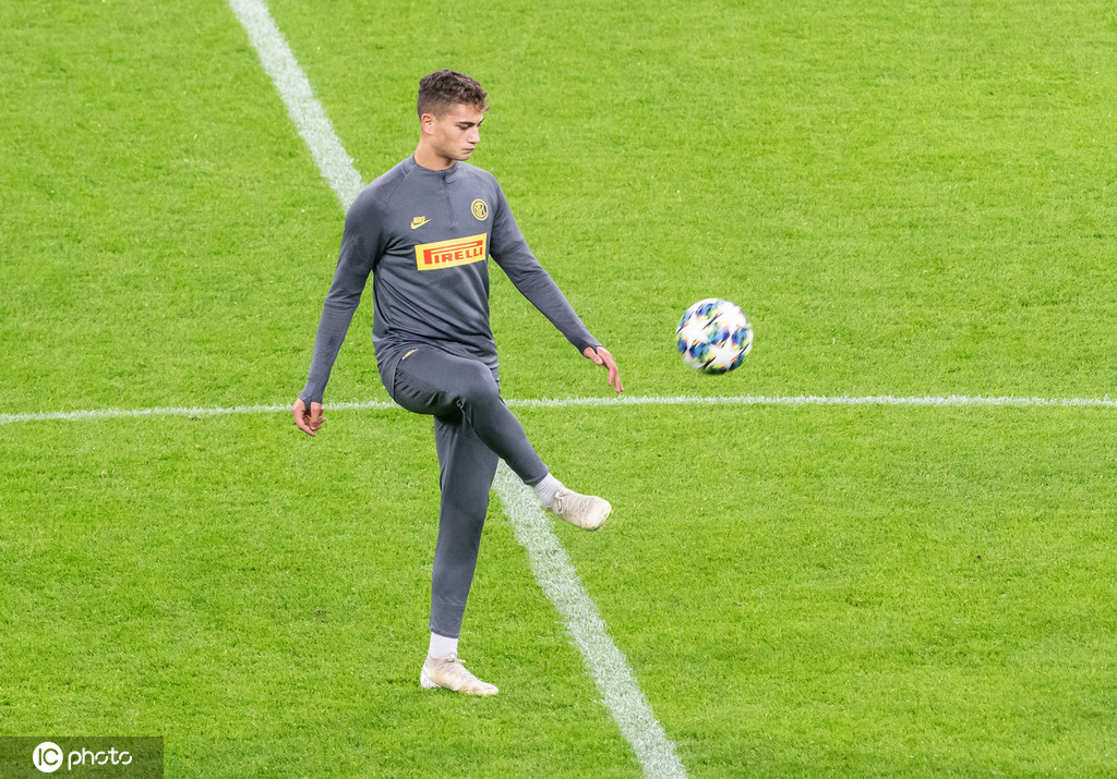 队长汉达诺维奇在门前严阵以待，目光如炬地注视着前方，他身前的草皮上似乎都弥漫着决战前的紧张气氛。