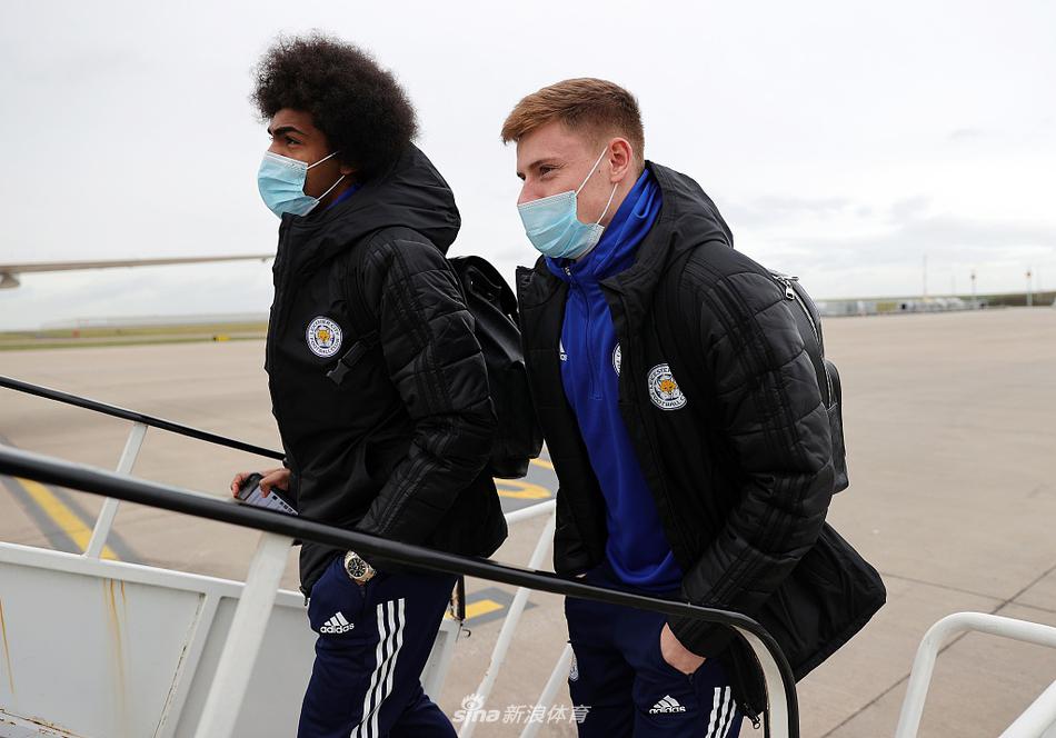 罗杰斯低头沉思步入球场，教练组紧随其后，空旷的看台上悬挂着巨大的斯拉维亚队徽。