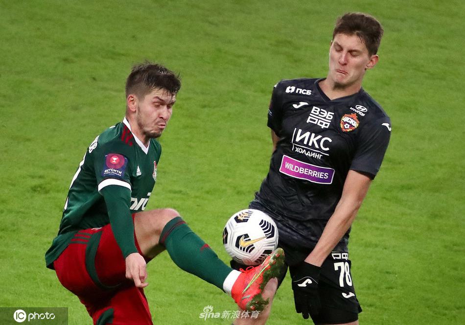 中央陆军球员掩面倒地，眼神中充满不甘与失落，身旁是振臂欢呼的火车头球员
