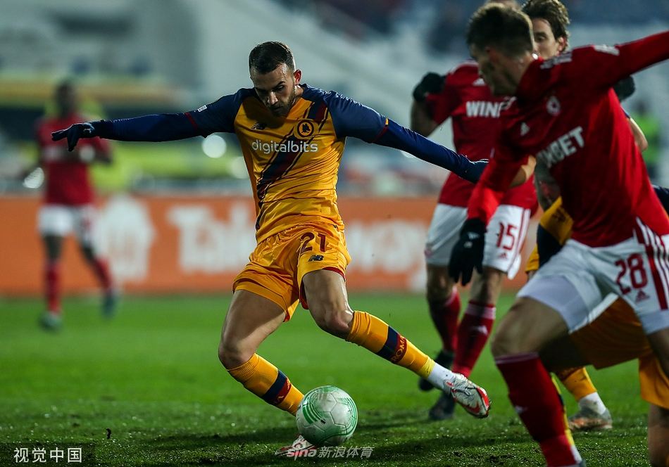 罗马球员围成一圈相互鼓舞，穆里尼奥在场边神情专注地指挥，背景中可以看到索非亚中央陆军体育场宏伟的灯光看台。