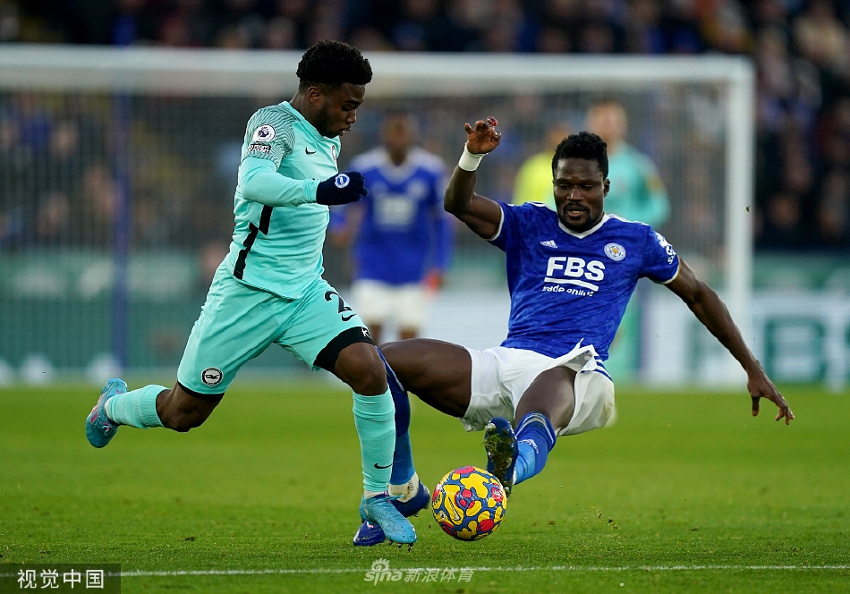 莱斯特城前锋帕森·达卡进球后张开双臂，在皇权球场的草坪上激情奔跑庆祝，队友从后方赶来与他一同分享喜悦。