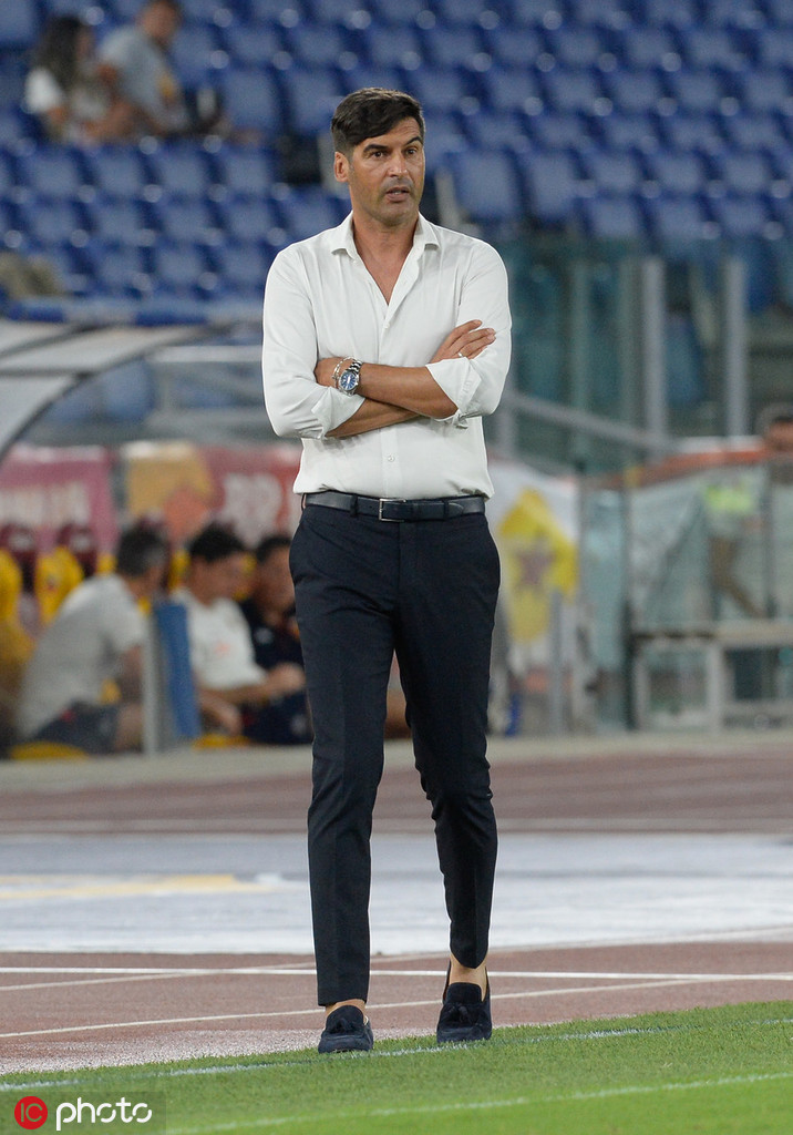 丰塞卡双手插袋，目光如炬地凝视着球场远端，身旁的第四官员似乎也无法干扰他全神贯注于比赛进程的思绪。