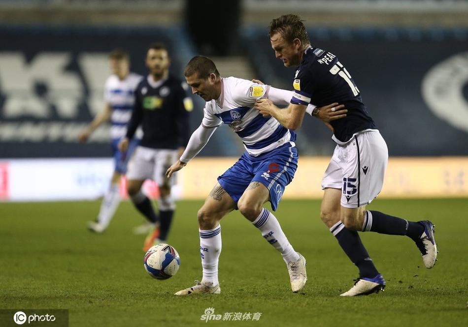 女王公园巡游者的10号核心球员伊利亚斯·查尔在进球后肆意狂奔，他张开的双臂如同翅膀，享受着客场球迷看台传来的欢呼与掌声。