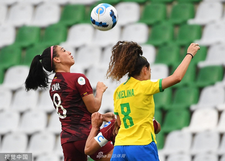 委内瑞拉门将纳伊卢伊萨·卡塞雷斯飞身侧扑，单掌将巴西队一记势在必得的头球攻门奋力托出横梁，上演精彩扑救。