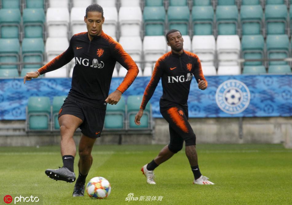 边锋德佩在训练中展现灵动本色，他用一个漂亮的假动作晃过防守球员，随后送出一记精准传中，队友包抄到位完成射门。