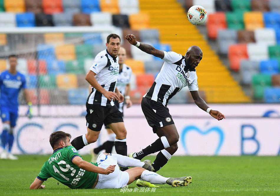 拉萨尼亚在打入扳平一球后激情奔跑庆祝，身后的福法纳用手指向他，共同分享这粒关键进球带来的喜悦。