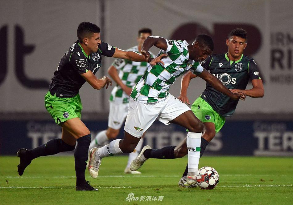 若阿金-德-阿尔梅达-弗雷塔斯公园球场在这个复赛后的夜晚显得格外肃穆，尽管看台上空无一人，但场上每一位球员的呼吸声和教练员的呼喊都清晰可辨，预示着这将是一场无声却激烈的战斗。