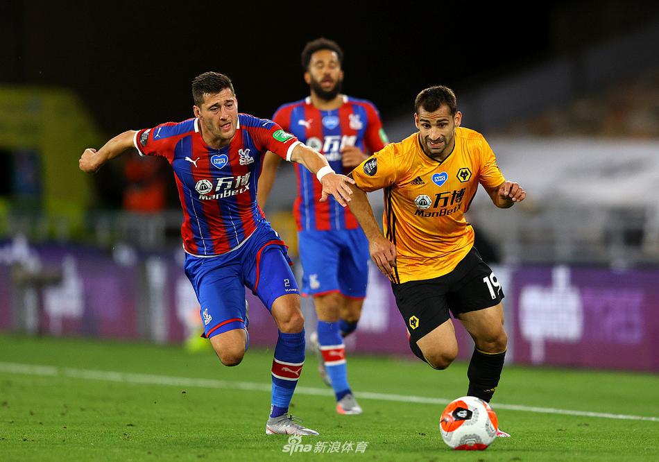 狼队边路突击手阿达玛·特劳雷展现了他令人惊叹的个人能力，在多名水晶宫防守球员的包夹下强行突破，他的眼神中充满对胜利的渴望与坚定。