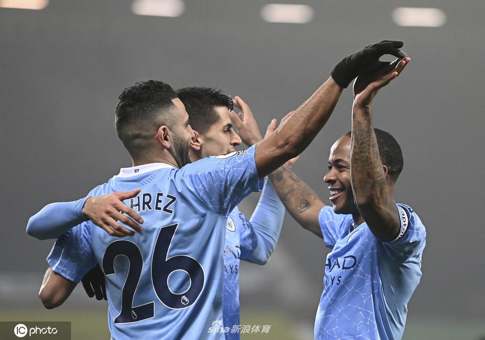 斯特林在门前包抄到位，接马赫雷斯横传轻松将球推入空门，脸上露出喜悦的笑容，庆祝自己锦上添花的进球。