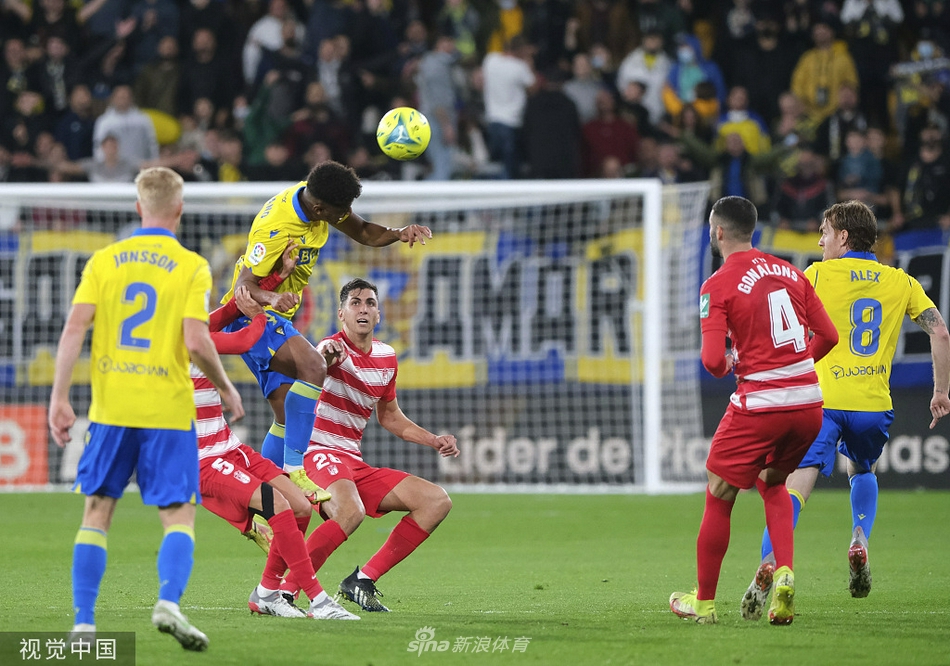 看台上双方球迷情绪对比鲜明，一侧是陷入沉寂的主队拥趸，另一侧是欢呼雀跃的客队支持者。