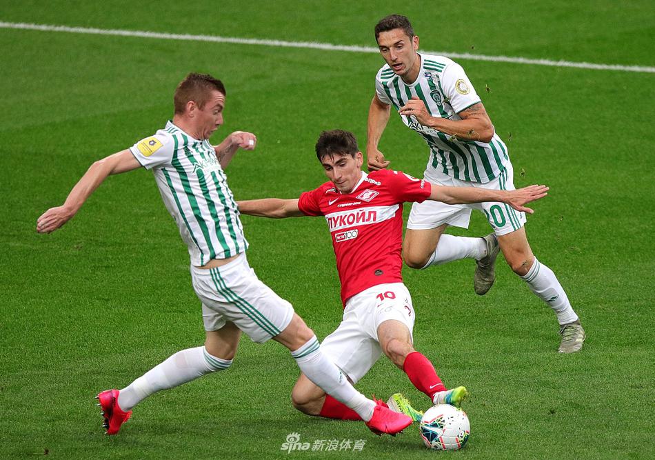 罗马佐布宁在进球后激情怒吼，队友们纷纷围拢过来庆祝，他刚用一脚势大力沉的远射洞穿了格罗兹尼特里克的球门，为球队首开纪录。