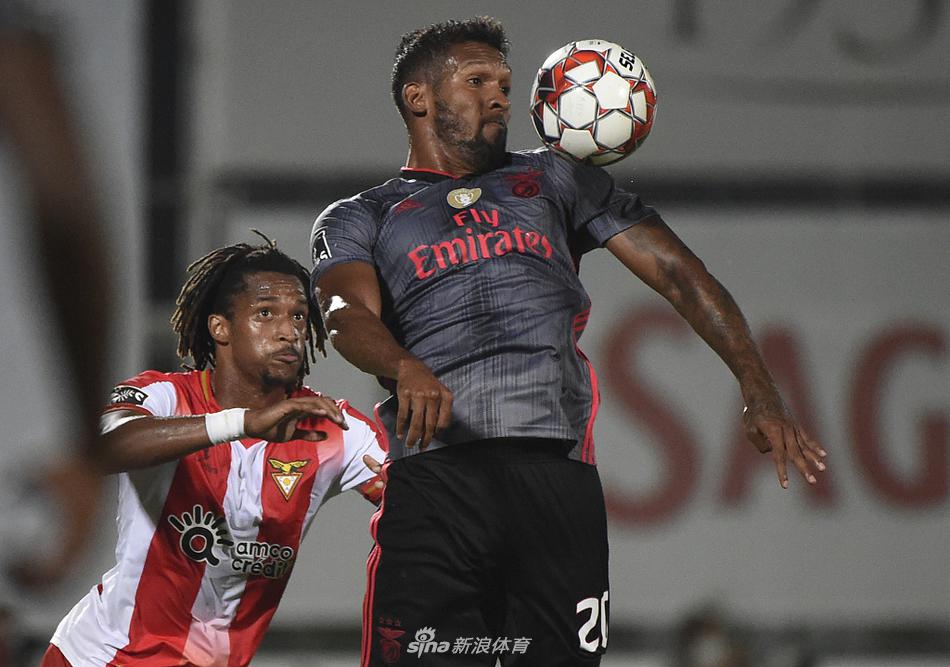 本菲卡年轻前锋贡萨洛拉莫斯高高跃起与对手争顶，他年轻而充满朝气的面庞与对手后卫经验老到的表情形成鲜明对比，充满了青春与对抗的美感。