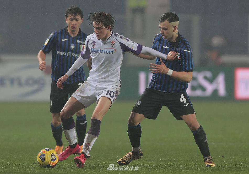 佛罗伦萨球员在对方禁区前沿背身拿球，他正用身体倚靠住防守球员，试图寻找转身射门的机会，但陷入亚特兰大多名球员的包围之中。