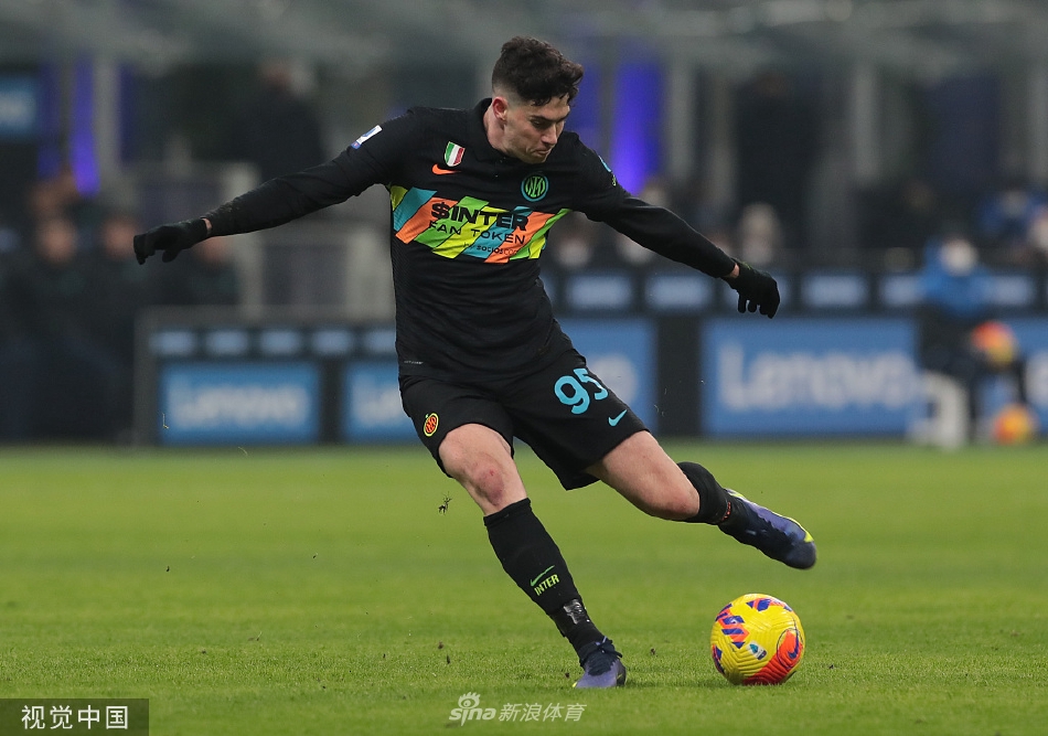 看台上无数国际米兰球迷挥舞着蓝黑围巾，组成一片波澜壮阔的人海，声势浩大。