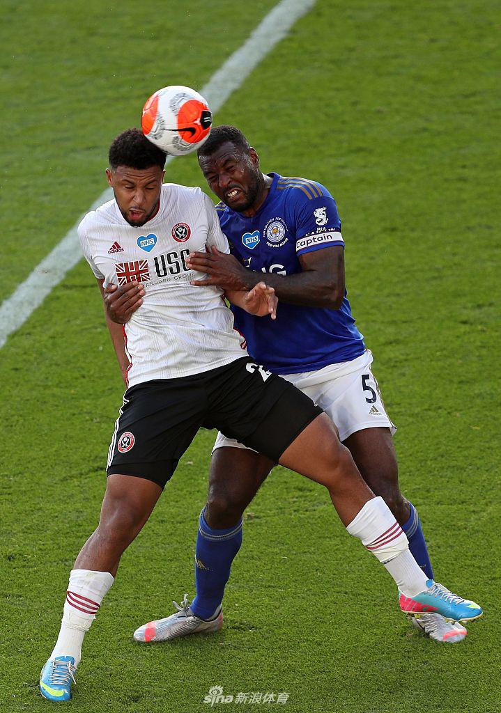 格雷在进球后高高跃起，身体腾空，挥动着拳头，脸上洋溢着难以抑制的兴奋，身后的看台灯光璀璨，见证着这位替补奇兵的闪耀时刻。