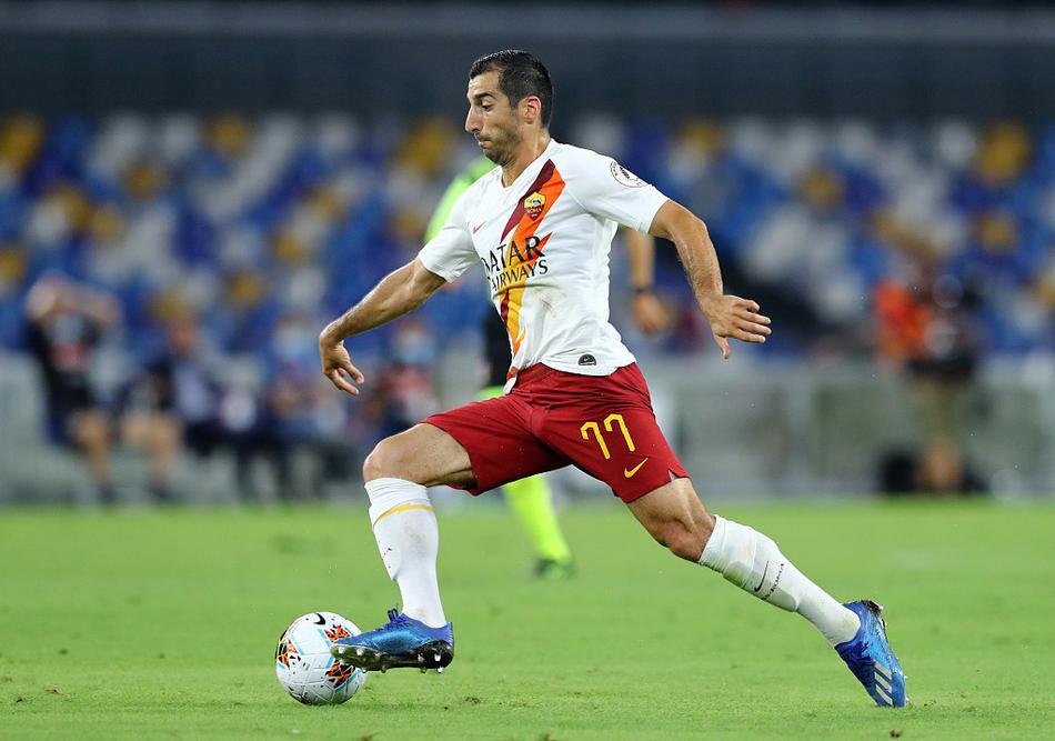 那不勒斯悍将泽林斯基在对方腹地背身拿球，罗马队的防守球员像铁塔一般死死贴住他，两人手臂纠缠，肌肉紧绷，每一寸草皮的争夺都充满了火药味。