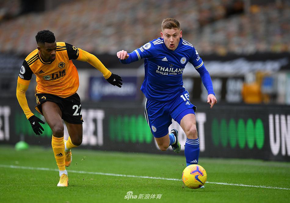 比赛结束后，狼队门将鲁伊·帕特里西奥神情严肃地望向远方，身后是空旷的莫利纽克斯球场。0-0的比分虽然沉闷，但对于球队的保级士气而言，这场平局来之不易。