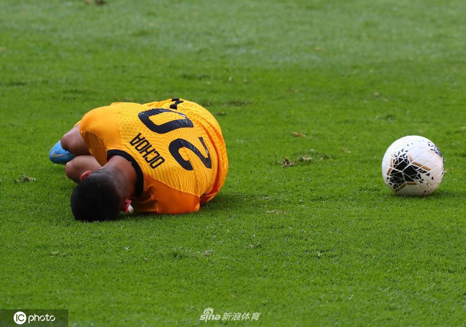 汗水与草屑齐飞，两名中场悍将如猛虎扑食般进行着球权五五开的凶悍对脚