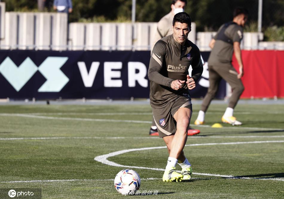 队友之间的一次激烈拼抢后，苏亚雷斯弯腰扶膝稍作喘息，随即立刻起身投入下一回合。汗水滴落在草地上，无声地见证着这支铁血之师的备战强度。