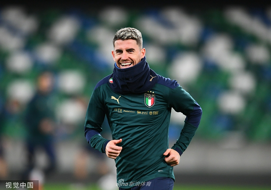 若日尼奥在寒冷天气中训练，脖子上围着一条深色的围脖，神情专注地控球，呼出的白气清晰可见