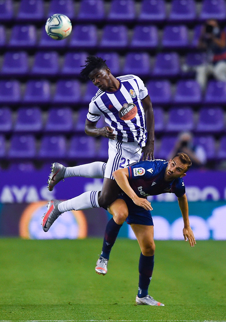 莱万特后卫在防守中飞身铲断，身体完全舒展开来，草屑在他身下飞溅，巴拉多利德前锋应声倒地，双手痛苦地指向草皮，向裁判抗议，近在咫尺的边裁则坚定地举旗，示意这是一次干净的抢截。