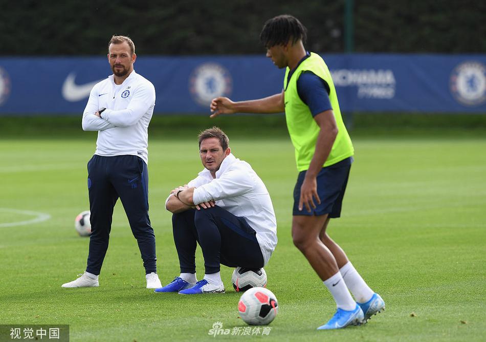 主教练兰帕德神情专注地观察着训练场的每一个角落，他手中的战术板写满了对胜利的渴望，这位传奇正将自己的足球哲学注入这支青年军。