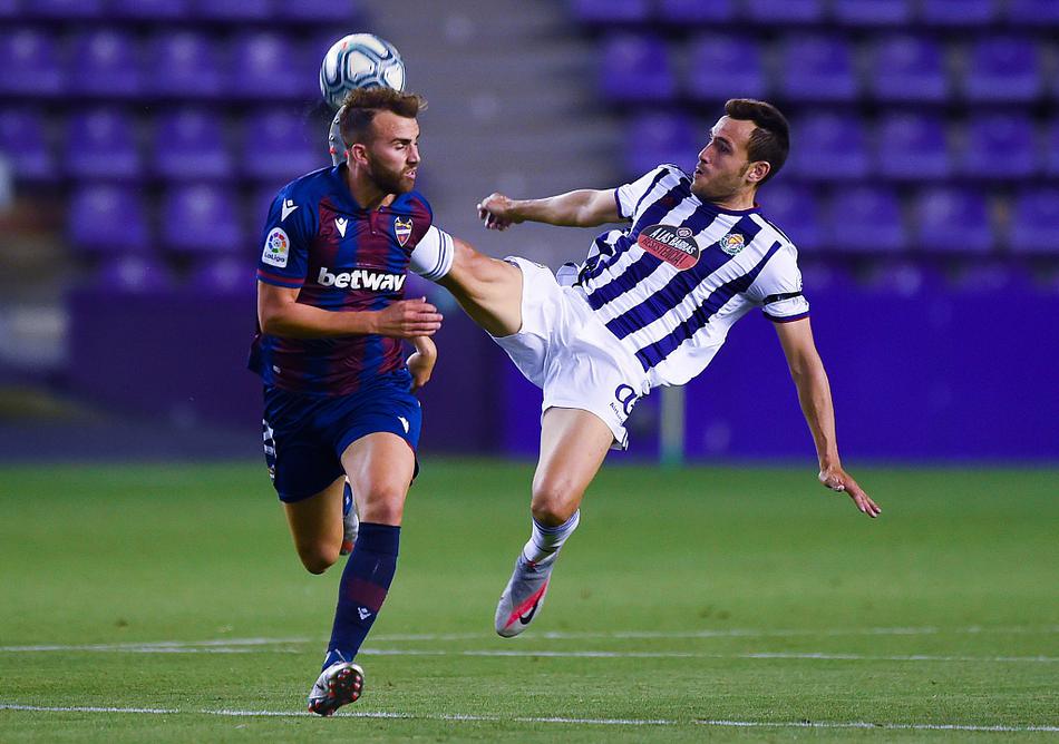 巴拉多利德门将如猛虎下山般冲出禁区，以一个标准的滑铲动作，在莱万特前锋即将触球的一瞬间，将球精准地破坏出边线，两人重重地撞在一起，扬起一片草屑，这次奋不顾身的出击赢得了主场球迷的阵阵掌声。