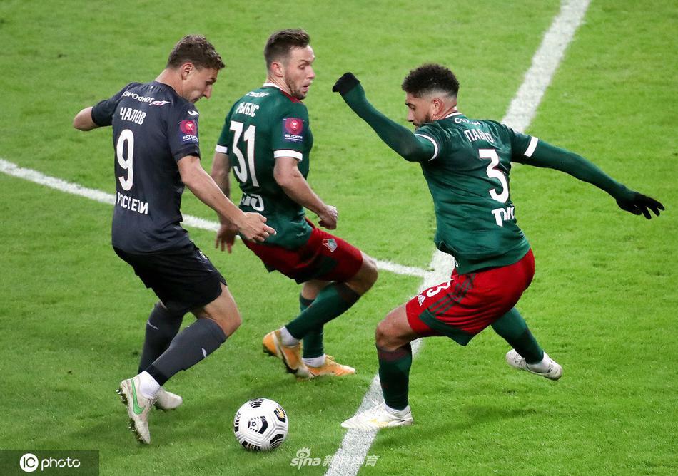 全场比赛结束，莫斯科火车头球员们在场边叠起人墙，忘情庆祝这场德比大胜