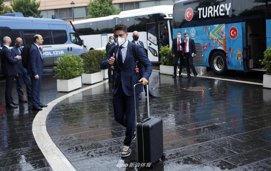 土耳其国家队的大巴车缓缓驶入罗马城，透过车窗可以看到球员们好奇地打量着这座历史与现代交融的永恒之城，阳光洒在他们坚毅的面庞上，预示着一段充满挑战的旅程即将开始。