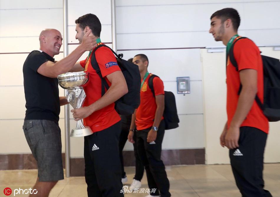 胡安-米兰达推着行李车走出通道，他面带微笑，耐心地给身旁等候多时的小球迷签名。这个在决赛中送出关键助攻的左路飞翼，此刻更像是一个邻家大哥哥，用他的亲和力感染着每一位迎接英雄的民众。