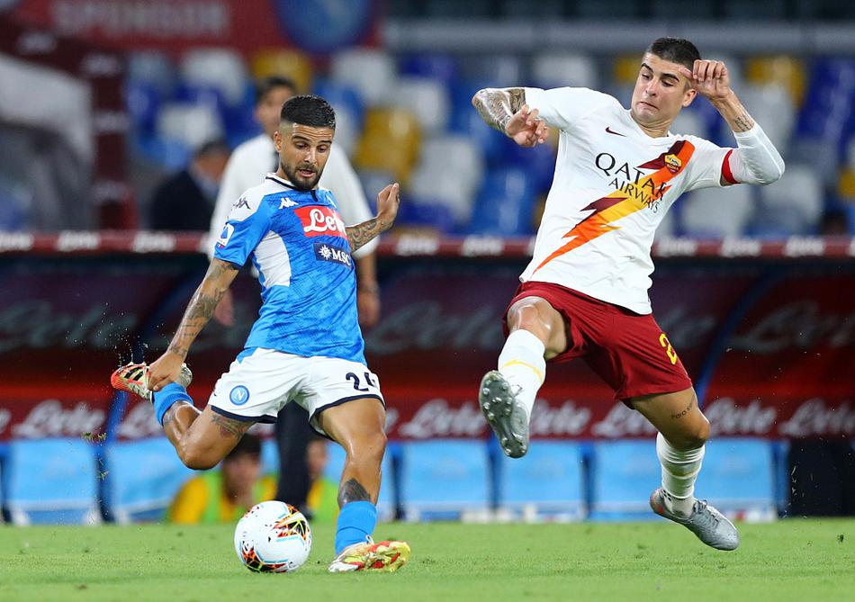 比赛结束的瞬间，那不勒斯球员们如释重负地拥抱在一起，庆祝这场来之不易的胜利，他们蓝色的球衣在夜色下显得格外鲜艳，而背景里是同样空旷却仿佛在欢呼的圣保罗球场。