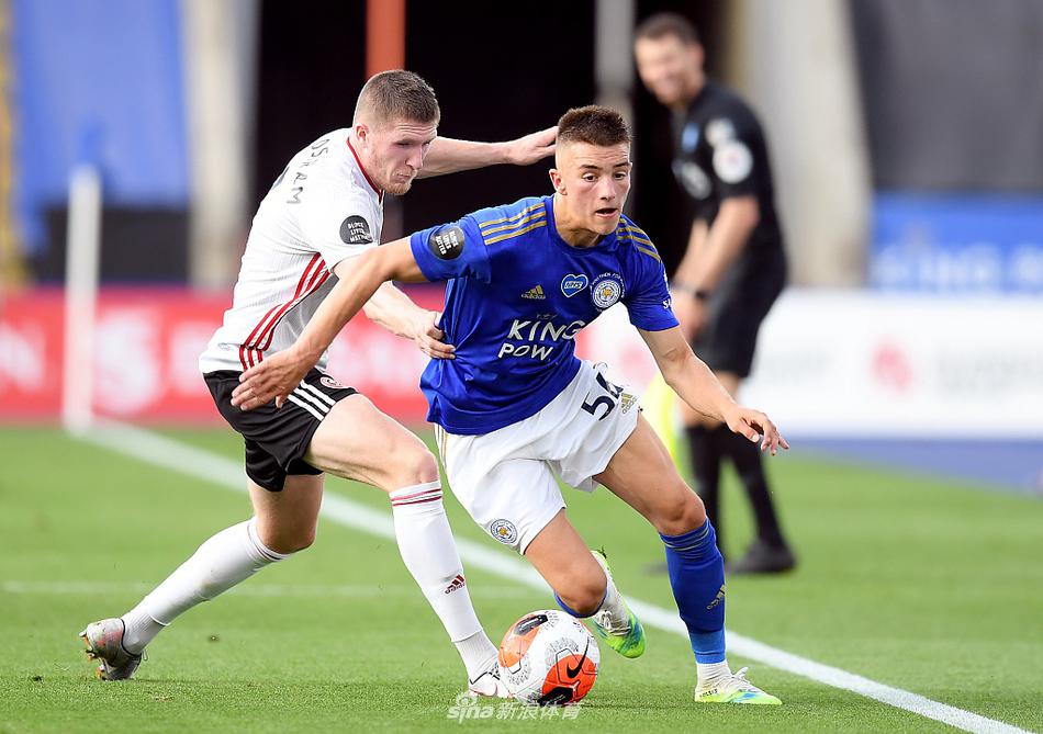 莱斯特城门将小舒梅切尔在门线前稳稳将球抱住，他目光如炬，神情专注地指挥着身前的防线，展现了作为后防领袖的沉稳与可靠。