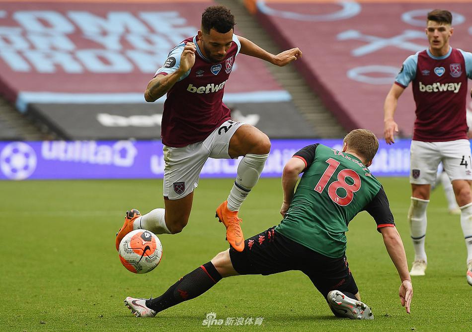 确认保级成功后，阿斯顿维拉球员们紧紧相拥，门将雷纳握紧双拳仰天长啸，队友们脸上洋溢着劫后余生般的喜悦，汗水在阳光下闪闪发光。