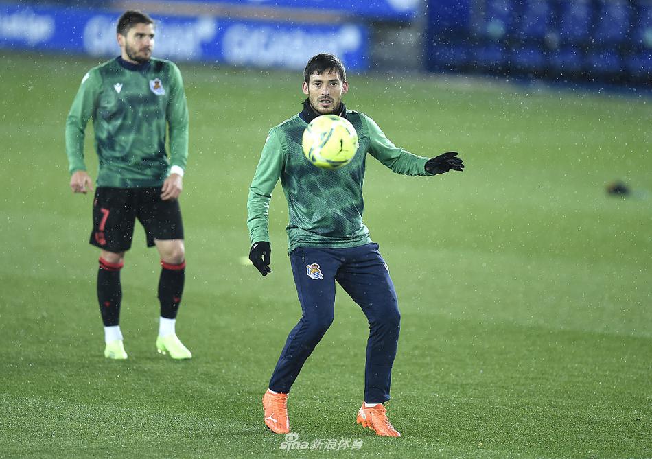 终场哨响的一刻，文迪索路沙球场的草坪上，一名阿拉维斯球员激动地跪地握拳庆祝，对他而言，这场0-0的平局意味着全队在逆境中战斗到了最后一刻。