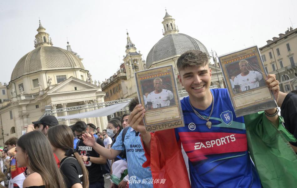 沙奇里在破门后做出了他标志性的庆祝动作，双手拇指指向自己，仿佛在向所有质疑者宣告王者的归来。他身边的队友们神情各异，有的双手抱头难以置信，有的则张开双臂向他奔来，这张照片定格的不仅是一个进球，更是瑞士足球不屈不挠的缩影。